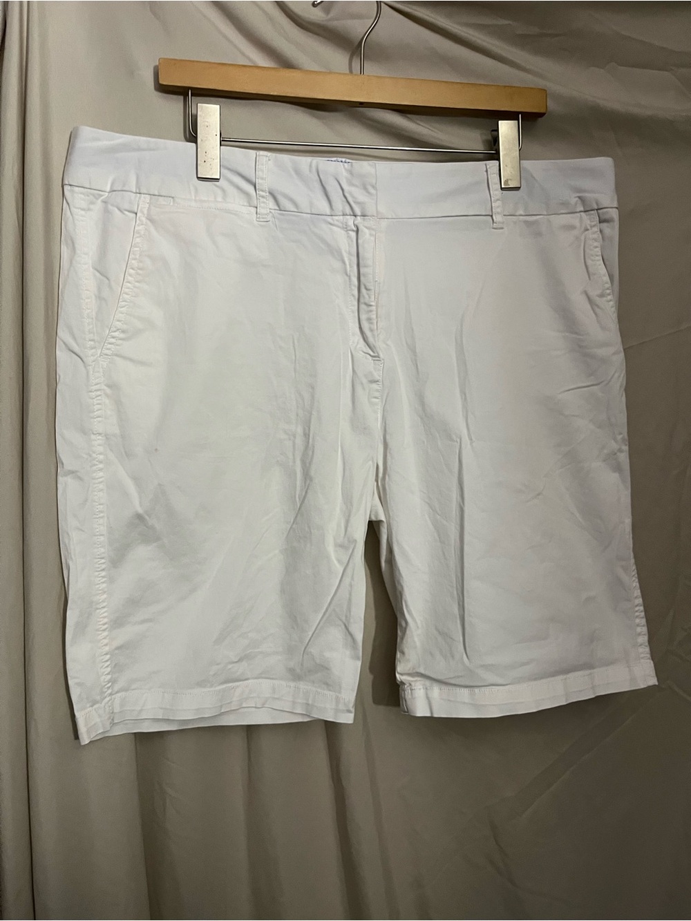 Izod White Women's Bermuda Shorts - Classic Cotton Blend